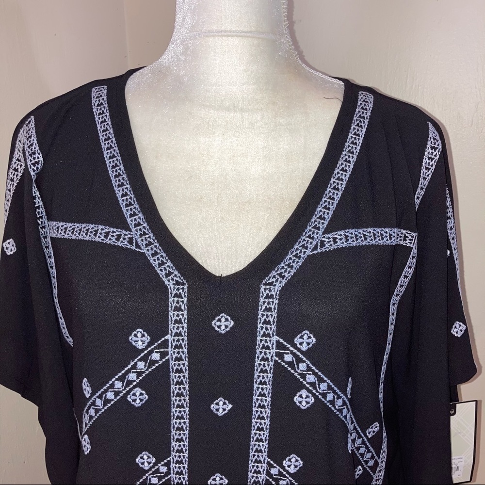 NWT Dana Buchman Stretch Embroidered Batwing Top L Black White - Picture 3 of 6